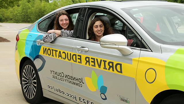 Two female high school students in a 赌钱app可以微信提现 Driver Education car